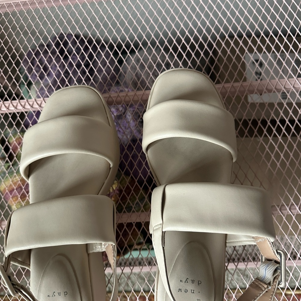 A new day ivory sandals - Picture 3 of 3
